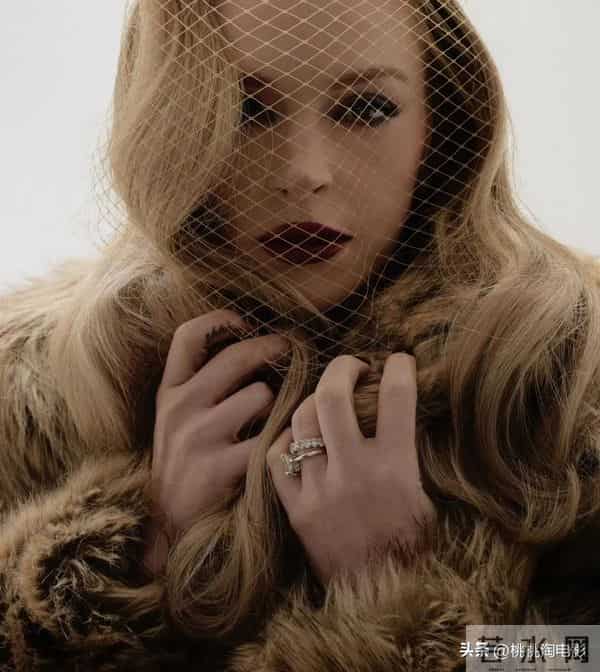 林赛·罗韩亮相捷克版《VOGUE》，金发红唇雍容贵妇造型状态回春