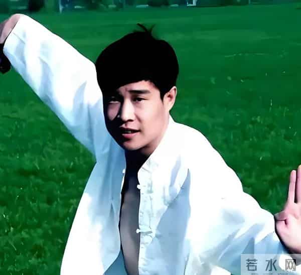 44岁小沈阳现身故宫,没人认识还找三个保镖清道 网友嘲讽:谱真大