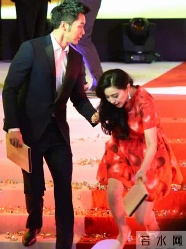 梁咏琪颁奖礼摔倒,而女星摔倒也不止她一个