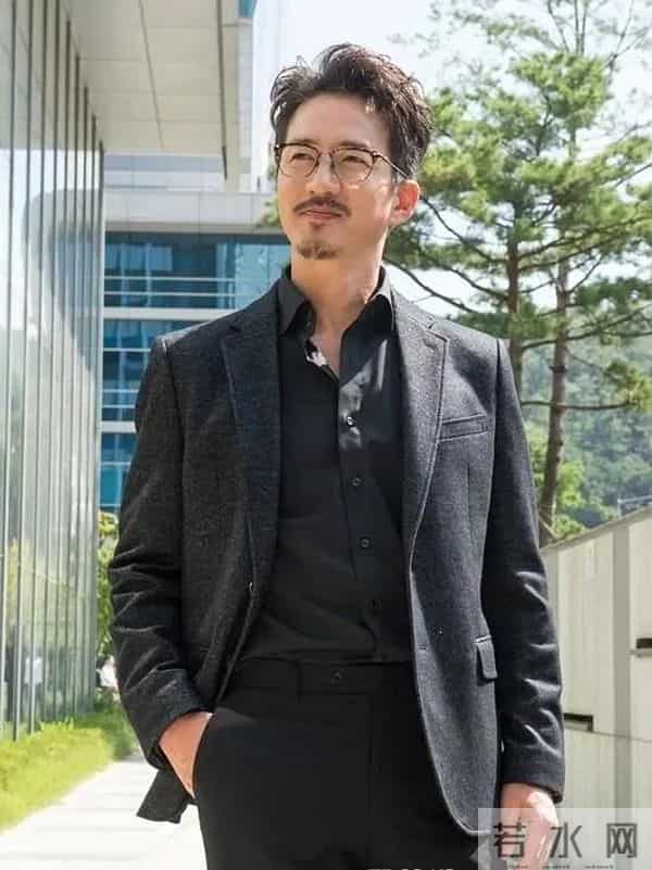 他是古早帅大叔，年轻时堪称人气男神，还娶了位小10岁女主播。