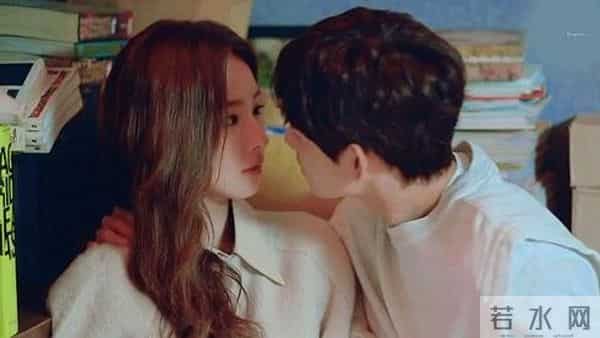 出道获顶级资源仍不火，被称为票房毒药，后因为贫困家庭捐款圈粉