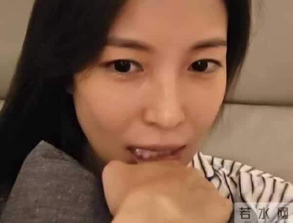 宝儿被一个男人在直播中播放淫秽视频吓到了，慌了