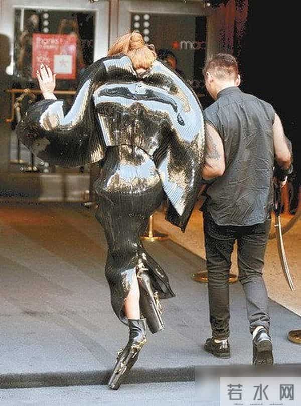 梁咏琪颁奖礼摔倒,而女星摔倒也不止她一个