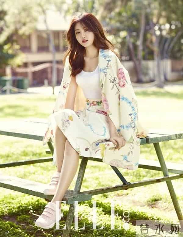 A-pink成员孙娜恩远赴夏威夷拍杂志写真