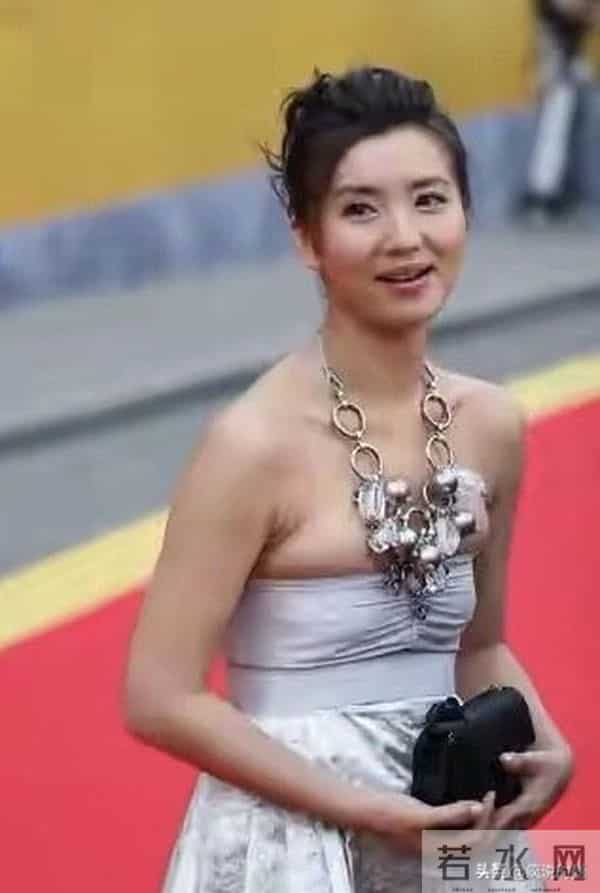 “万人迷”陈好年轻时可真拼，抹胸长裙勒出层层赘肉，真是够尴尬