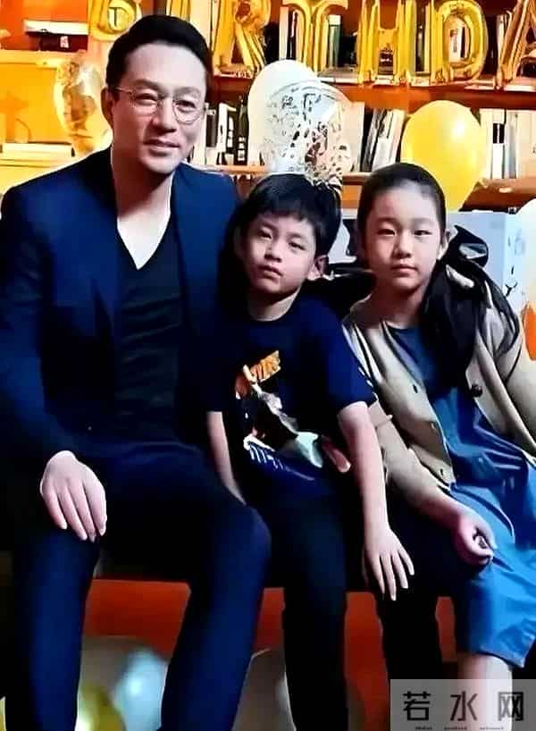 小S坐在老公许雅钧的腿上,全家给二女儿过生日,漂亮婆婆出镜了