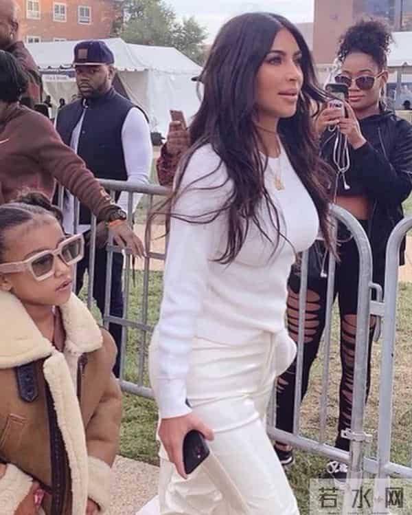 金卡戴珊谈过去一年太糟心!曾睡过C罗的她何时与坎耶正式离婚?