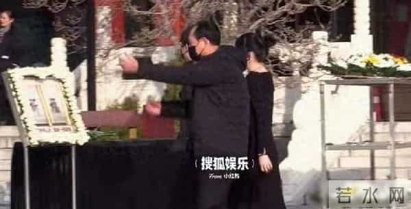 罗晋沉默送父，唐嫣全程陪护，明道早到无言