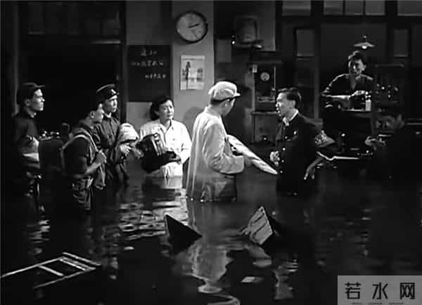 62年前的《12次列车》：真实事件改编，“容嬷嬷”李明启首部电影