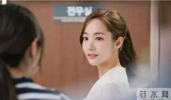 两次街拍被实锤，却次次不承认，李敏镐是怎样对待新恋情？