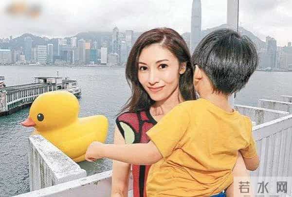 伊能静晒儿女合照 称作为母亲有爱的能力