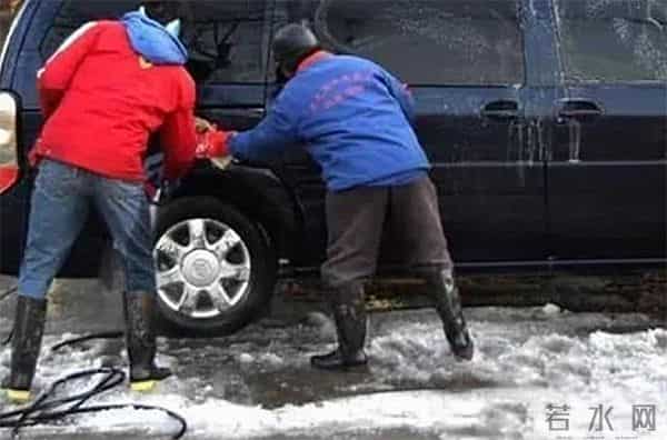 前江西首富欠下700亿,套现61亿带女星出逃,父亲受打击因病去世