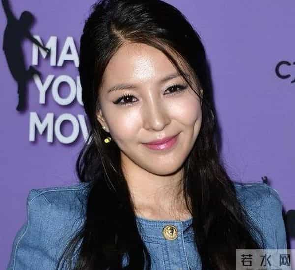 宝儿被一个男人在直播中播放淫秽视频吓到了，慌了