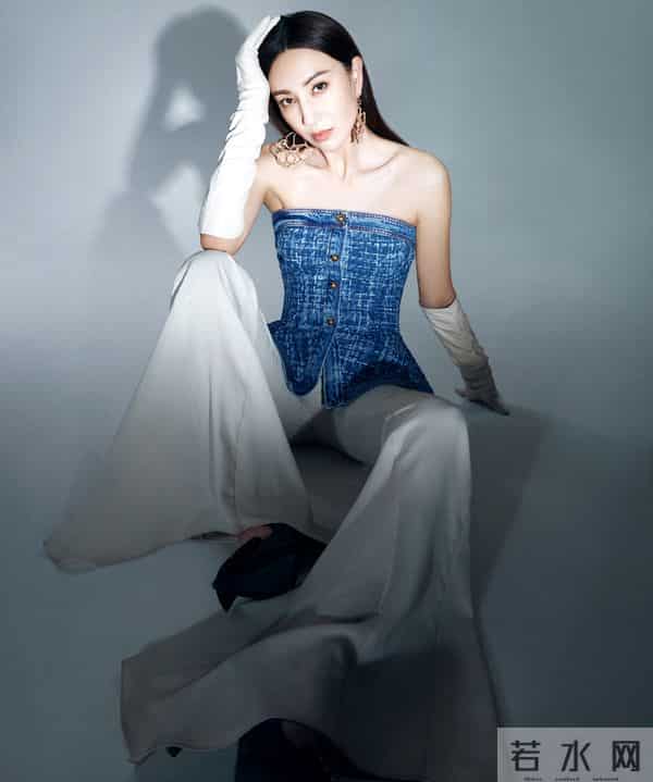 郑希怡这是当妈的身材？抹胸上衣配喇叭袖，直角肩大长腿太迷人了