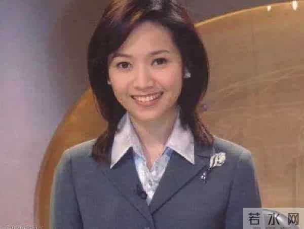 侯佩岑晒一家四口全家福,和老公穿情侣装太般配!配文被赞高情商