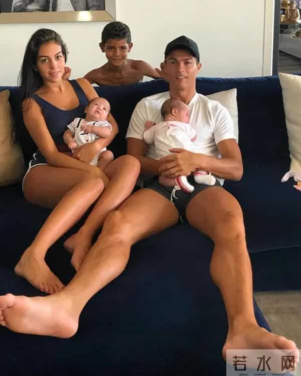 还没结婚就当3个娃后妈，她的恋情价值几亿？