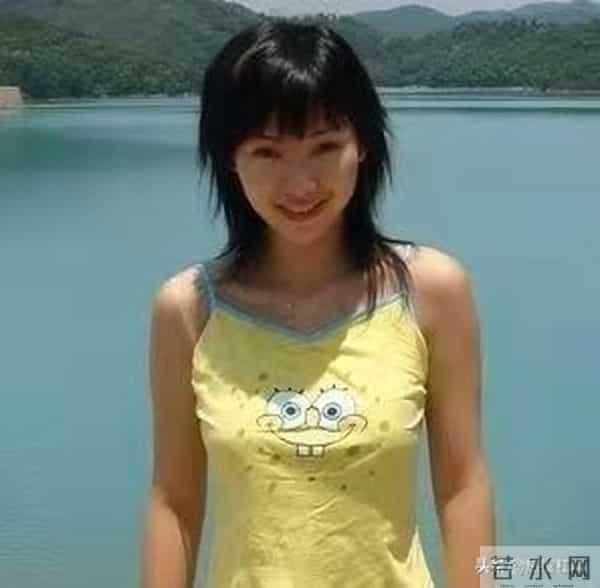 柳岩和男友在睡懒觉,突然门被打开,男友妈妈要教柳岩做辣椒炒肉