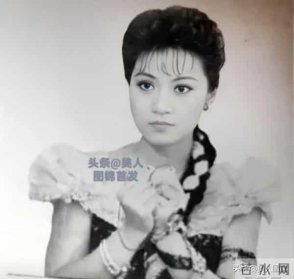 郭靖师傅~斑斑,主持过央视春晚,前夫惠天赐,姐姐森森