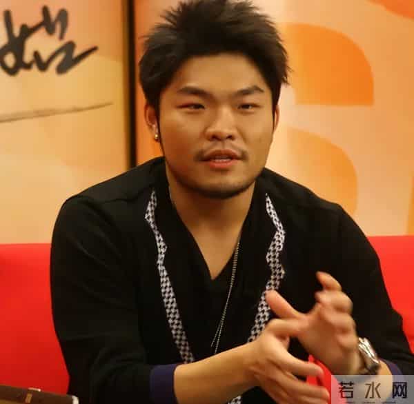 知名歌手宣布放弃生育！不认为有娃才幸福，妻子曾为怀孕吃尽苦头