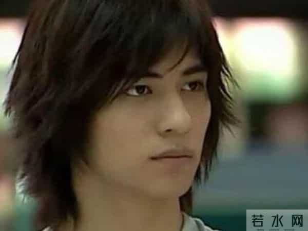 42岁刘涛新剧遭吐槽,开播28分钟就激吻?背后拥抱气氛好暧昧