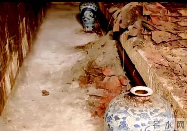 2005年,朱元璋儿子墓内发现6具少女遗骸,开墓门前出现一片白雾