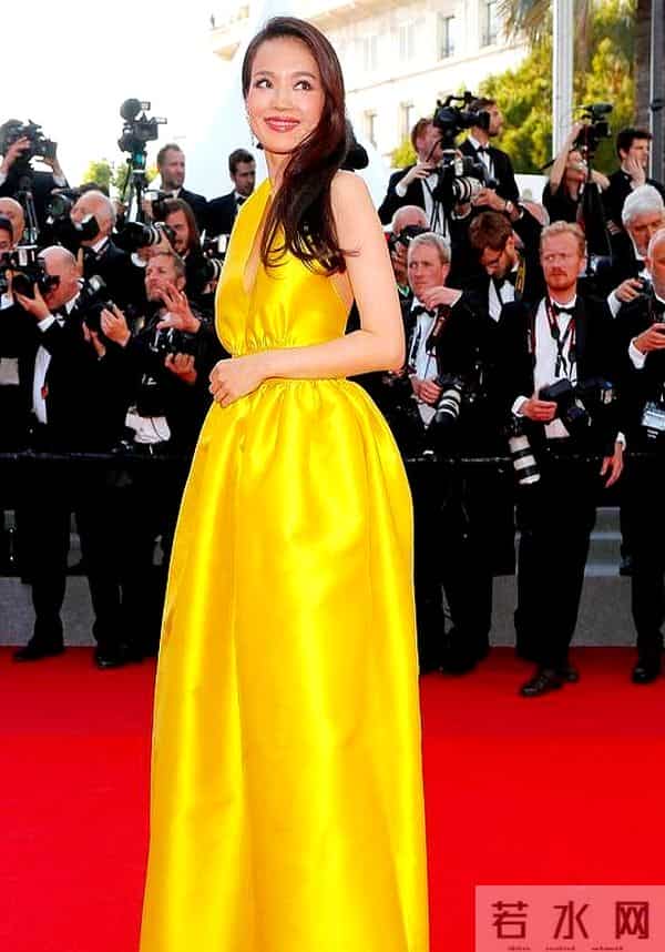 又被“舒淇”的大尺度惊艳!大胆穿挂脖露背裙走红毯,真不怕走光