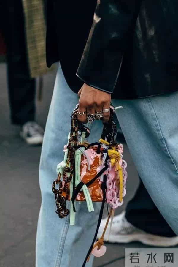 让她们美出天际的包包，居然赢在一根“条”上？