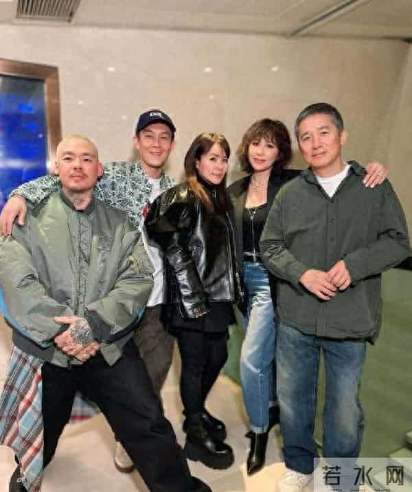 60岁刘嘉玲晒与梁朝伟、陈冠希合照,网友惊呼:梦回《无间道》!