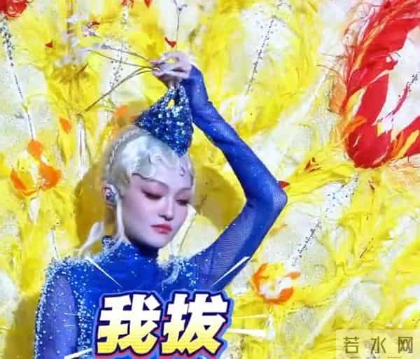 张韶涵演唱会“孔雀开屏”被搞砸!头饰被卡表情无奈,伴舞闯大祸