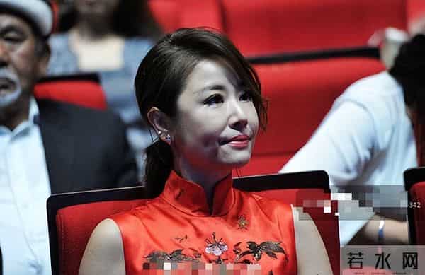 林心如原形毕露？和5位半裸男聚会照片被扒出，网友：尺度太大