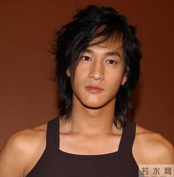 何润东：三次表白孙俪被拒，41岁娶柜姐为妻，恩爱多年无子也幸福