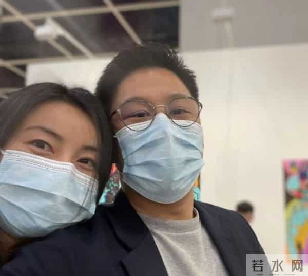 霍启刚郭晶晶逛画展大秀恩爱,腹部微凸疑怀第4胎,结婚8年生3子