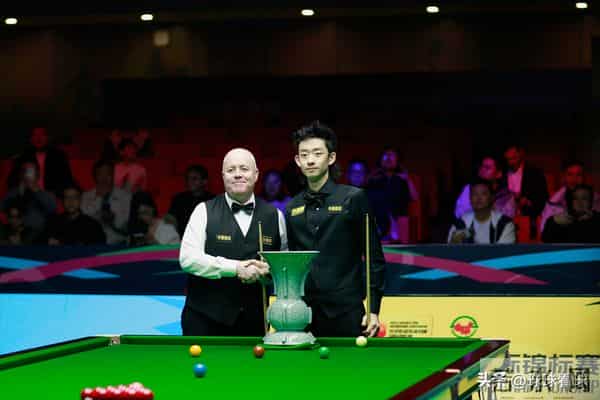 吴宜泽手感火热！连续两杆破百，4-1领先希金斯，这冠军有戏了