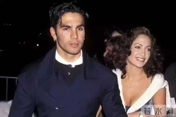 啥叫“老来俏”?全球最性感“臀部”女星50岁第四次订婚!