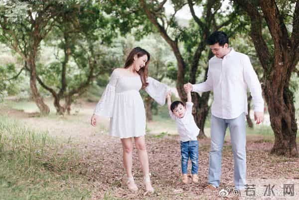 43岁TVB前女星晒旅游照！大秀事业线和美腿，曾患面瘫吃饭都困难