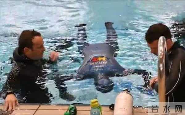 “水下闭气”2小时的李一道长,被拆穿后去美国,混不下去又回国