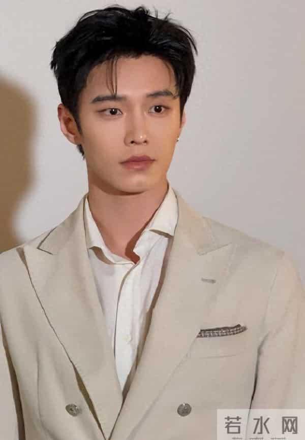 深圳这一天,胡静更显嫩,童瑶又飒又美,却被罕见现身的王凯惊艳