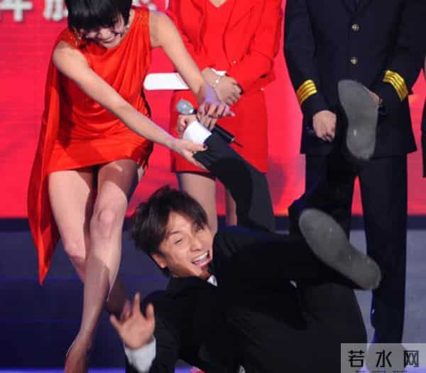 梁咏琪颁奖礼摔倒,而女星摔倒也不止她一个