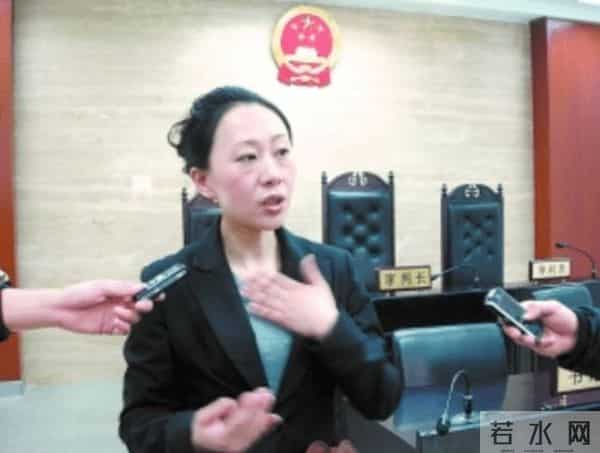 央视记者采访巩立姣，逼问隐私惹争议，被网友扒出“黑料”一箩筐