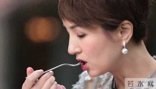 她曾是上海主持人,却在巅峰时决定退隐,如今50多岁她过得如何?