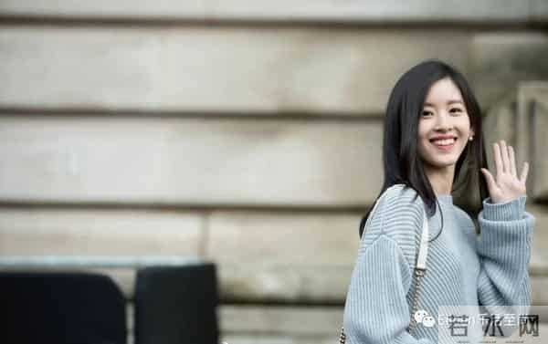 合影被裁？奶茶妹妹的千亿名媛晋级路还有多长？