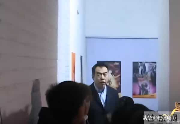 柳岩双腿瘦成竹竿,不再性感美艳的她,却终于抬起了头