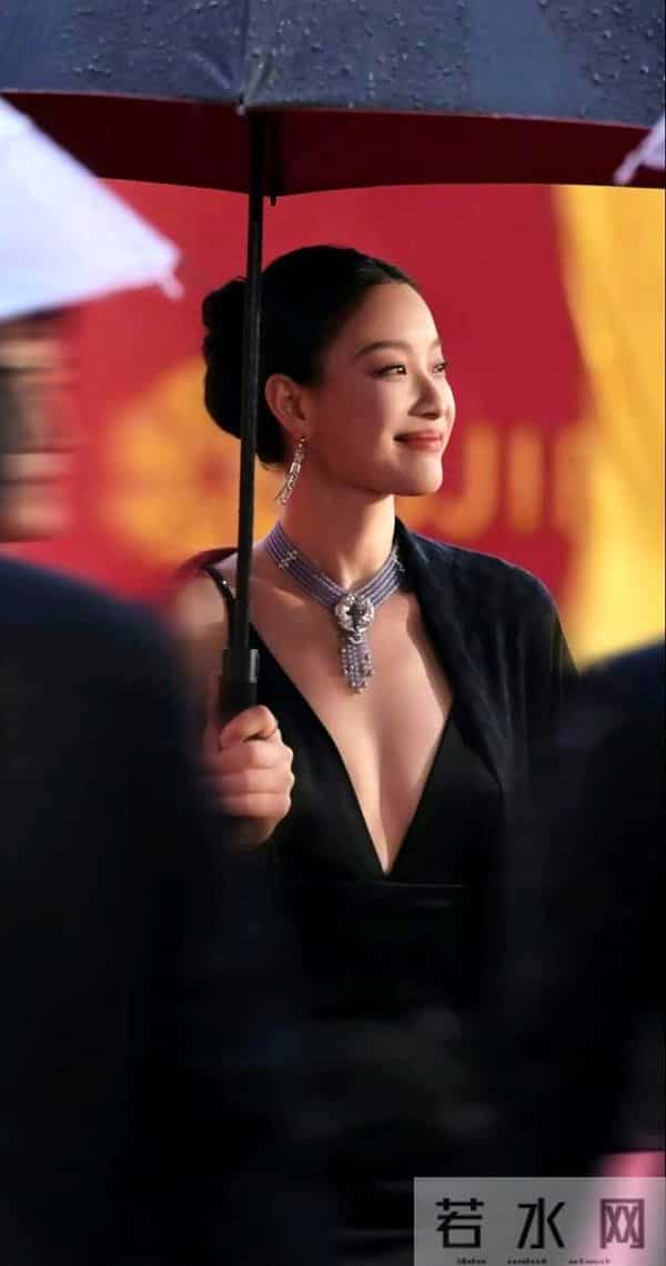 倪妮各种礼服裙子，深V，抹胸，大长腿，丝袜等等，凸显完美身材