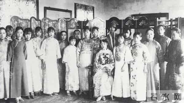 末代皇后婉容：吸食鸦片上瘾，出轨侍卫且生子，死后暴尸荒野