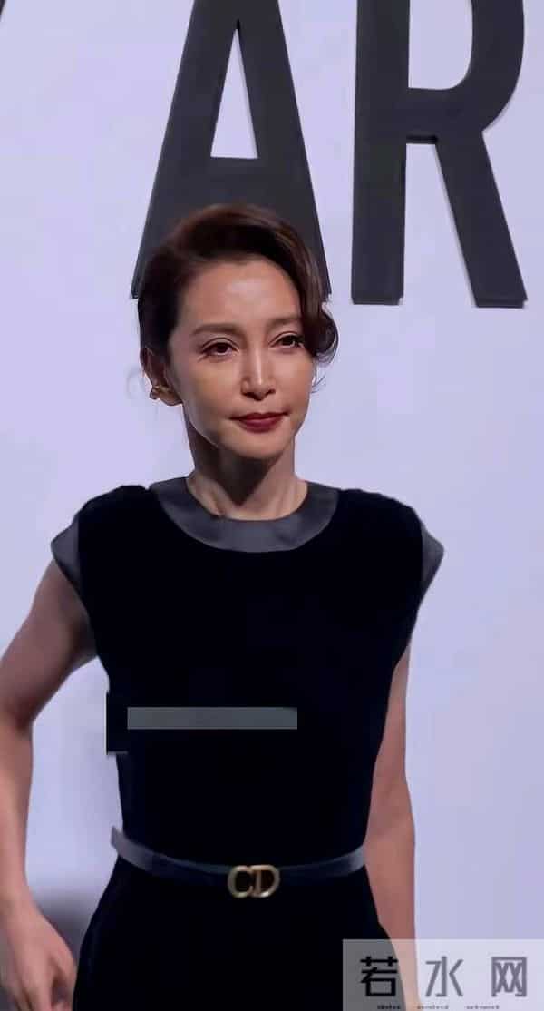 51岁李冰冰出席活动！走路姿势像老太太 颈纹多皮肤黑，岁月不饶人