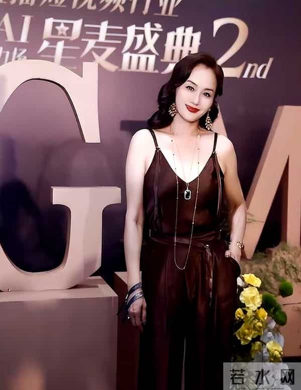 初代国模李颖近况：脸垮肉松长满头白发，穿深V被嘲“为老不尊”