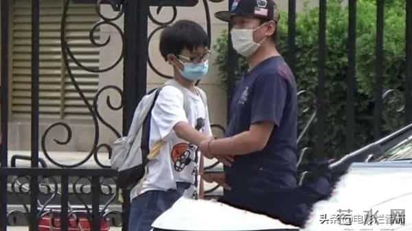 白百何带儿子见前夫,陈羽凡渐显“衰势”,儿子摸老爸肚腩