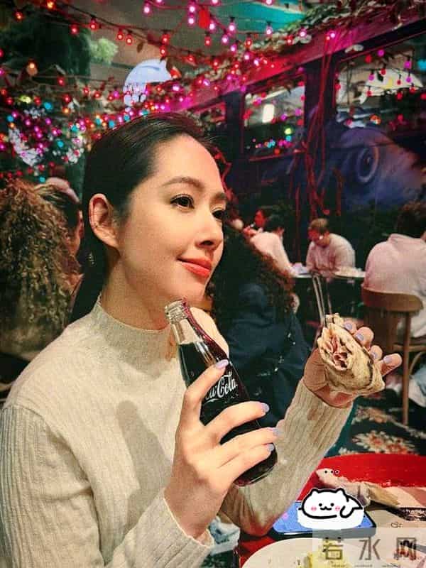 郭碧婷在家自拍曝光内景！面积小装修简单显拥挤，41岁长不少白发