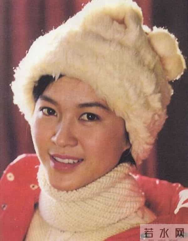 她7岁演小萝卜头 大二搭戏陈佩斯刘晓庆 央视春晚首位英语主持