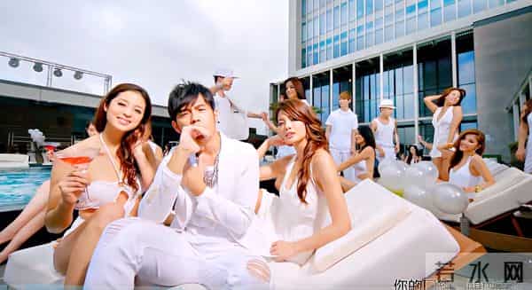 周杰伦MV变迁史:曾经美女如云,爱选中日清纯女星,如今演独角戏